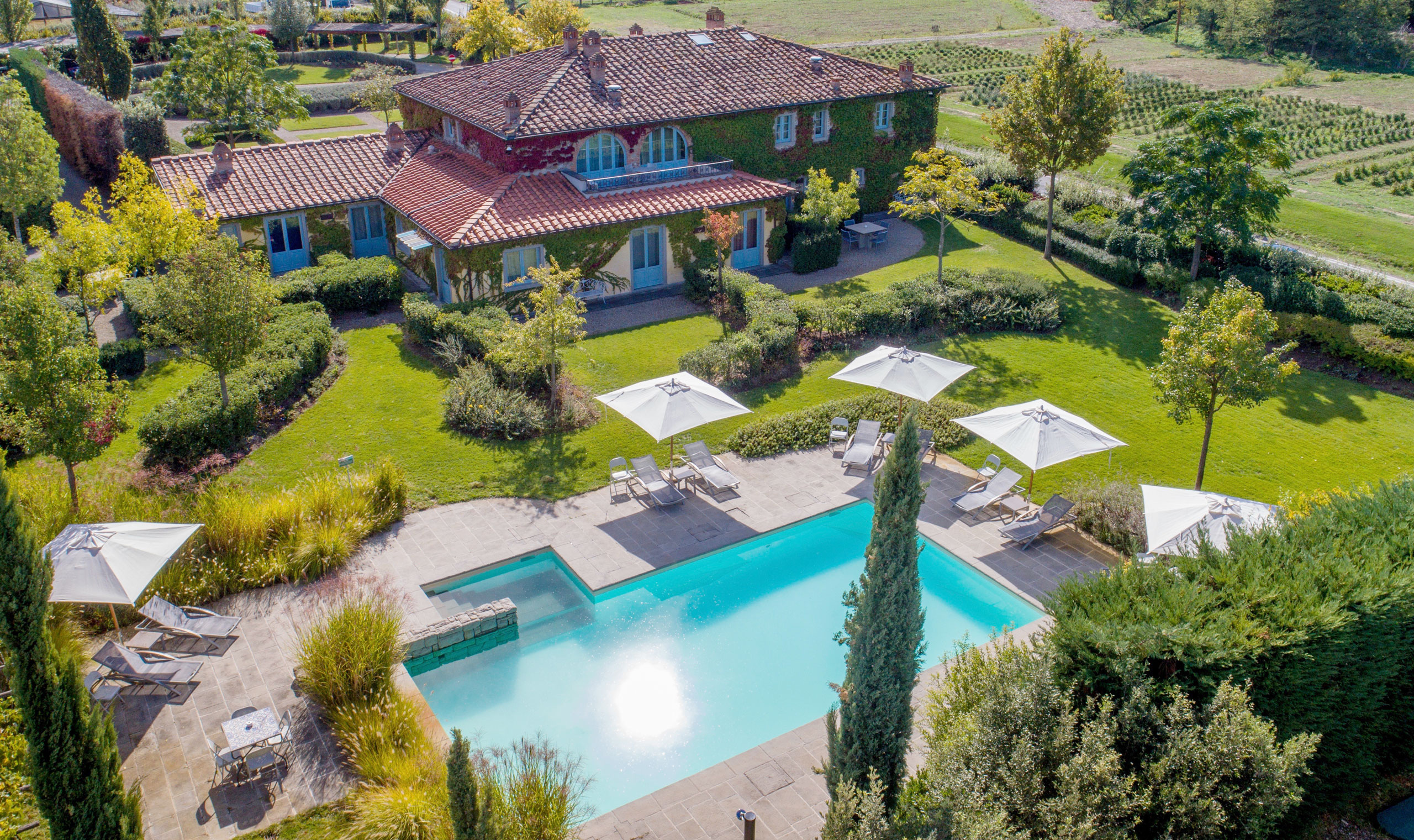 Residenza Ca de Frati vista dall'alto con giardino e piscina