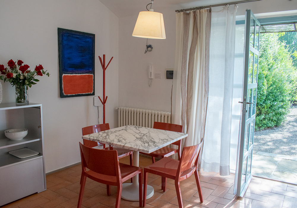 angolo sala pranzo con accesso diretto sul giardino esterno