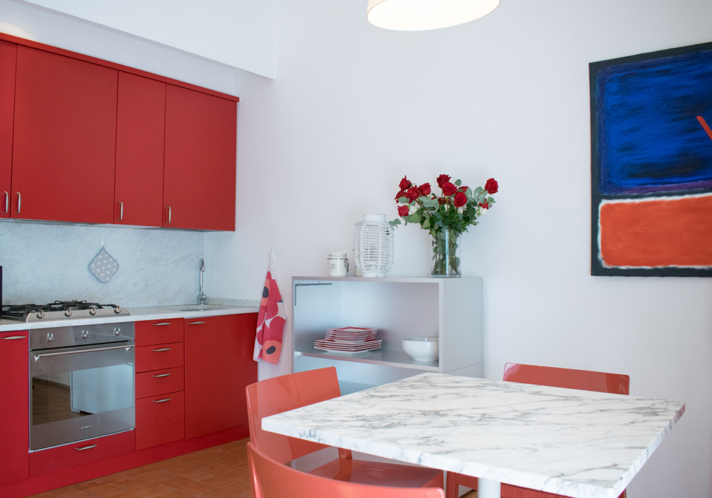 cucina con tavolo pranzo