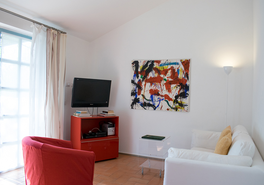 salotto con poltrona divano e tv