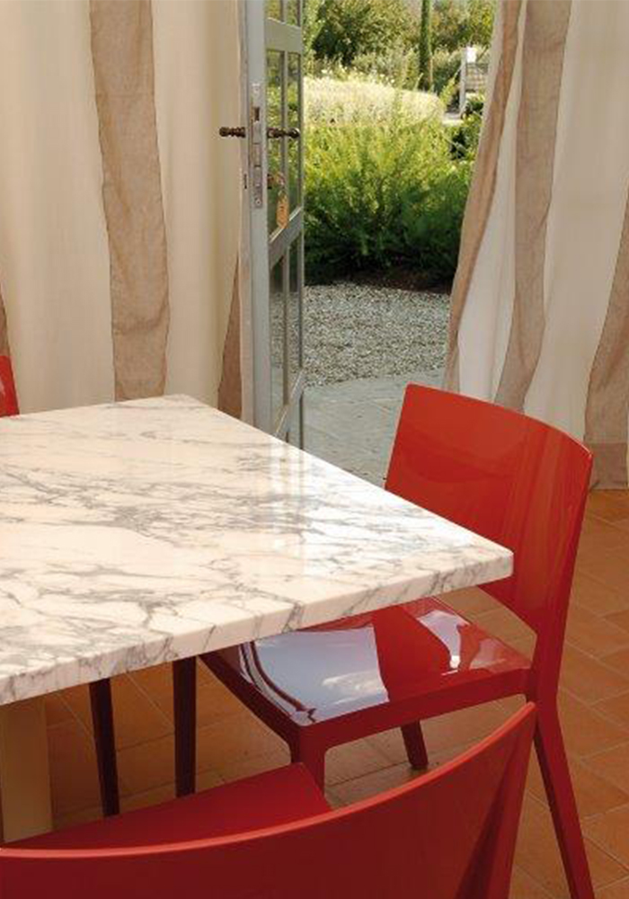 dettaglio tavolo pranzo con vista esterno giardino