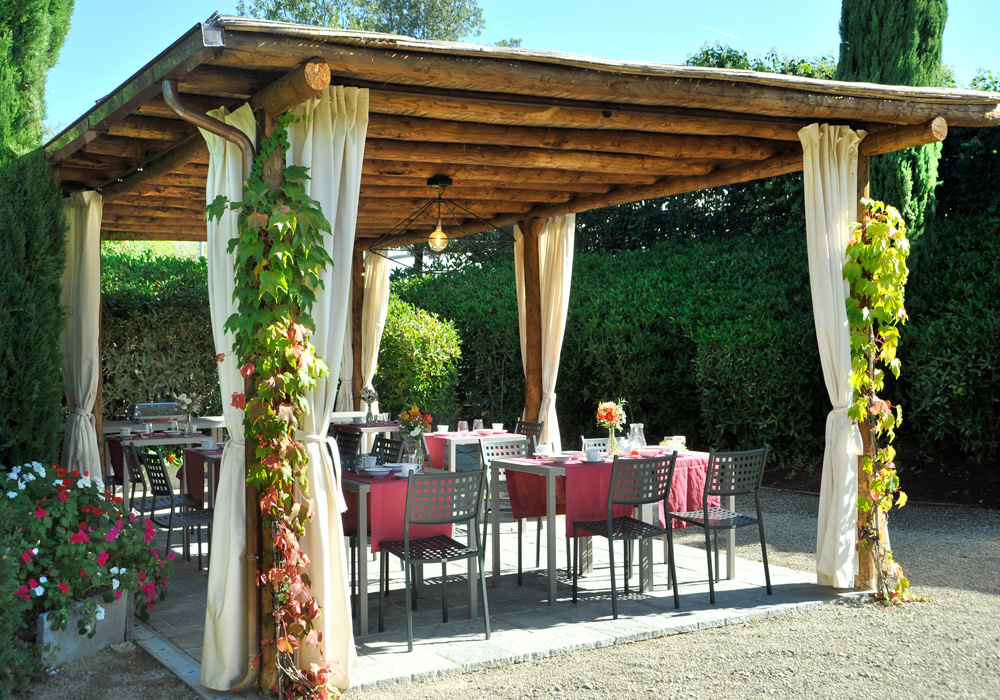 gazebo esterno per colazioni in giardino Ca de Frati