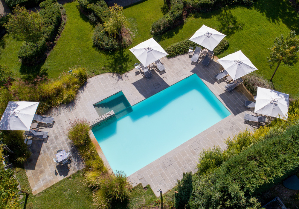 vista grande piscina dall'alto